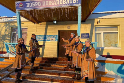 В эвенских нарядах встретили избирателей в селе Сайылык Усть-Янского района / ЯСИА  Усть-Янский Республика Саха (Якутия)