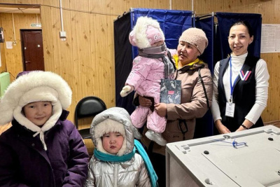 Многодетная мать Томпонского района приняла участие на выборах с тремя детьми / Нарыйа Пахомова   