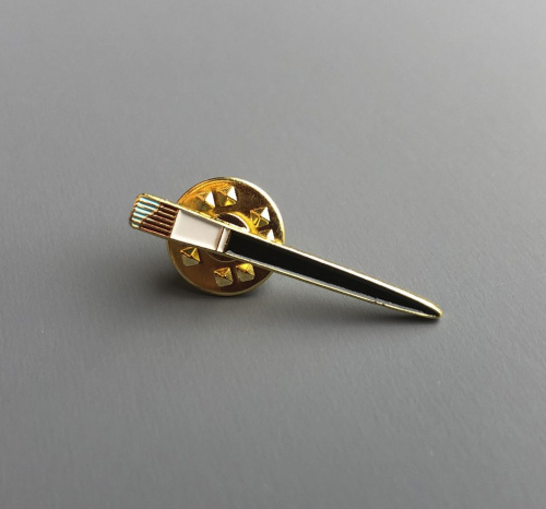 Значок эмалированный "Маленькая синяя кисть"