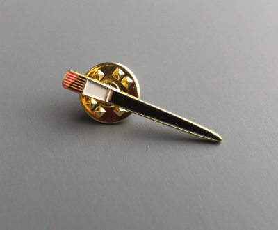 Значок эмалированный "Маленькая розовая кисть"