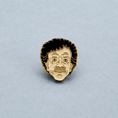 Значок эмалированный Курт Воннегут