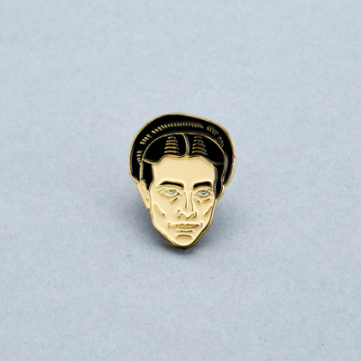 Значок эмалированный Симона де Бовуар