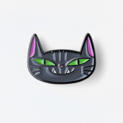 Значок эмалированный "Кошка с клыками"