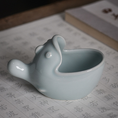 Тушечница с держателем для кисти "Рыба с большим ртом" цвет: бледно-голубой