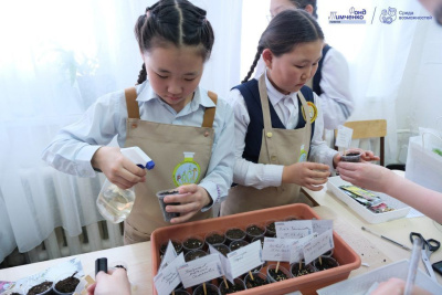 В селе Сымах Мегино-Кангаласского района школьники выращивают овощи и зелень / ЯСИА Сымах Мегино-Кангаласский Республика Саха (Якутия)