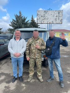 Сотрудники Акционерной компании «Железные дороги Якутии» и ООО «Ассоциация строителей АЯМ» подарили бойцам СВО автомобиль УАЗ «Фермер» /    