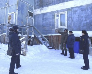 В Оленекском районе взят под стражу обвиняемый в причинении тяжкого вреда здоровью, повлекшего смерть потерпевшего /    