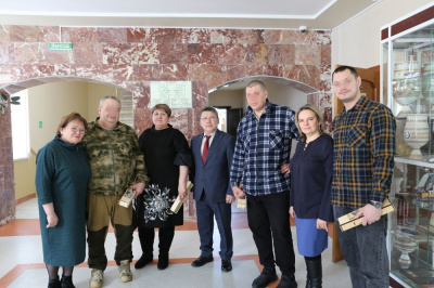 Якутские ножи вручили бойцам СВО /    