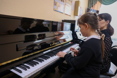 Крылья для творчества. «Эльгауголь» подарила инструменты школам музыки Нерюнгри / Айаал Аргунов Нерюнгри Нерюнгринский Республика Саха (Якутия)