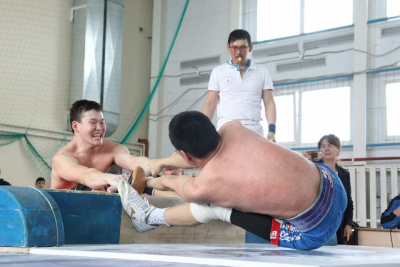 Юниоры оспорят право представить Якутию на первенстве России по мас-рестлингу / Дьулустаан Сергеев   