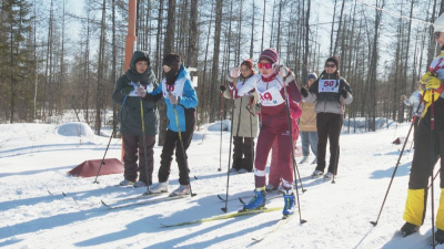 Более 170 тысяч рублей на лечение ребенка собрали на юридической лыжне в Мирном /    