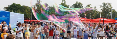 В «Лужниках» проходит ярмарка школьной формы /    