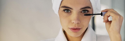 В туши для ресниц известных марок обнаружены вредные вещества /    