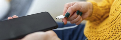 Заряжать смартфоны в общественных местах небезопасно /    