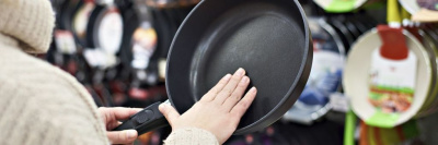 Названо условие, при котором антипригарная сковорода может быть опасна /    