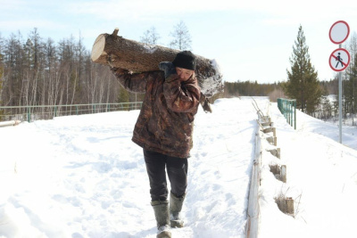 Сотрудники Минэкологии Якутии провели субботник по расчистке завала русла реки Кэнкэмэ / Майя Гоголева   