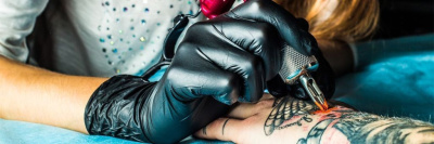 В Евросоюзе временно перестали делать цветные татуировки /    