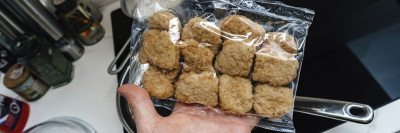 Роскачество обнаружило в наггетсах кишечную палочку и листерии /    