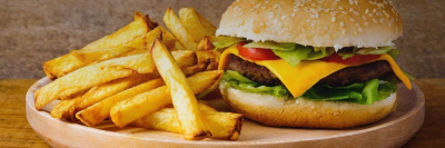 Минздраву предложили запретить рекламу фастфуда /    