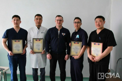 «Получили вторую жизнь благодаря им»: министр здравоохранения ДНР наградил медиков из Якутии / Саина Титова   