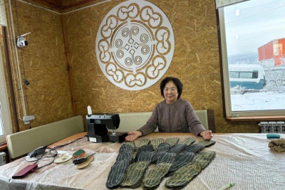 Мастерицы Оймяконского района Якутии шьют стельки из конского волоса для участников СВО / Мария Горохова   