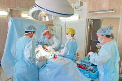 Врачи мобильного хирургического центра провели более 20 операций в Нюрбинском районе / ЯСИА   