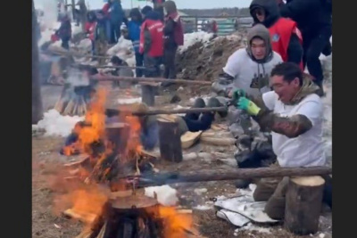 Скоростное заваривание чая на костре продемонстрировали на соревнованиях «Аҕа курэҕэ — 2024» / Мария Горохова   