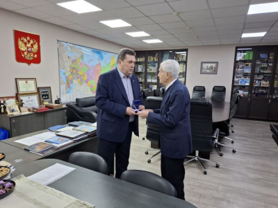 Глава СЖР Владимир Соловьёв вручил медаль «Ветеран журналистики» Игорю Горанскому /    