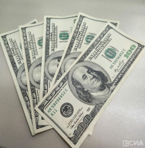 Курс доллара упал ниже 90 рублей после переговоров Путина и Трампа / ЯСИА   