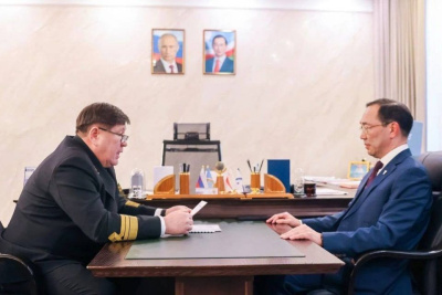 Глава Якутии провел рабочую встречу с гендиректором ЛОРП Сергеем Ларионовым / ЯСИА   