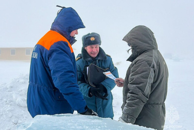 Инспекторы ГИМС напомнили якутянам о правилах безопасности на льду / ЯСИА   