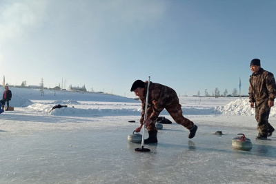 В селе Балыктах Якутии провели соревнования по керлингу среди местных жителей / Айаал Аргунов   