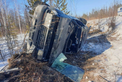 В Намском районе Якутии в ДТП опрокинулся автомобиль. Двое человек пострадали / ЯСИА   