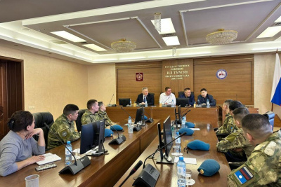 Сенатор Сахамин Афанасьев встретился с инструкторами центра «Воин» / ЯСИА   