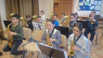 В детской школе искусств алмазной столицы зазвучал духовой оркестр /    