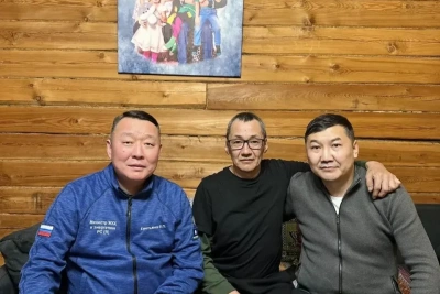 Вячеслав Емельянов установил дымовой извещатель в доме многодетной семьи в Томпонском районе / ЯСИА   