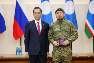 В преддверии Дня защитника Отечества Айсен Николаев вручил госнаграды участникам СВО / Дьулустаан Сергеев   