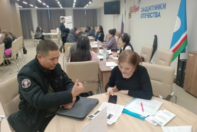 В Якутске прошла ярмарка вакансий «В кругу СВОих» для участников СВО / ЯСИА   