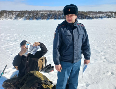 Лед всегда опасен, а весенний - в особенности /    