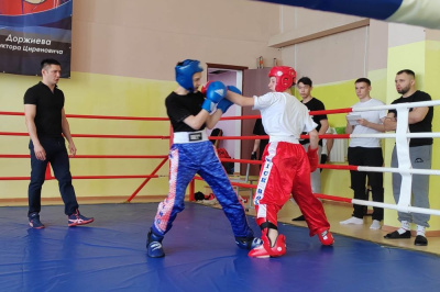 Кикбоксеры ЦДО и КСК встретились на ринге удачнинского клуба единоборств /    