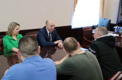 Отпускники идут потоком /    