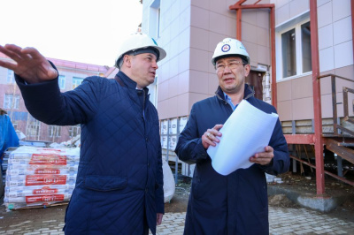 Три стройки и здравоохранение /    