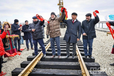 Уложено «золотое звено» на грузовом терминале «Нижний Бестях» / Айаал Аргунов   