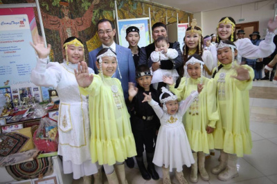 Глава Якутии подписал указ о дополнительных мерах поддержки многодетных семей / ЯСИА   