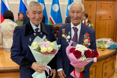 Знак «Ытык аҕа» вручили отцам в День Якутии / Саина Титова   