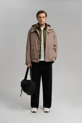 Ветровка с капюшоном