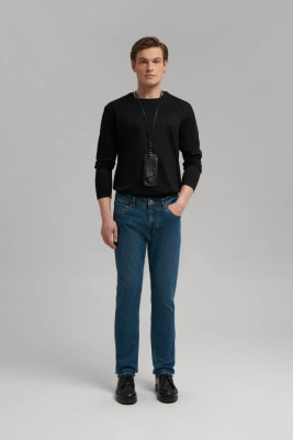 Джинсы прилегающего кроя