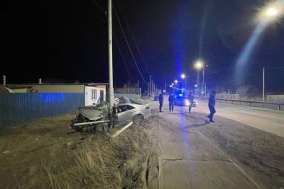 Автомобиль врезался в опору освещения в Якутске. Пострадали три человека UPD / Айаал Аргунов Якутск Якутск Республика Саха (Якутия)
