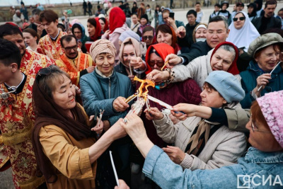 Частицу Благодатного огня из Иерусалима встретили в Якутске на площади Победы / Анна Лебединская Якутск Якутск Республика Саха (Якутия)