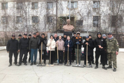 В сквере имени Героя России Александра Рыжикова провели субботник / ЯСИА   